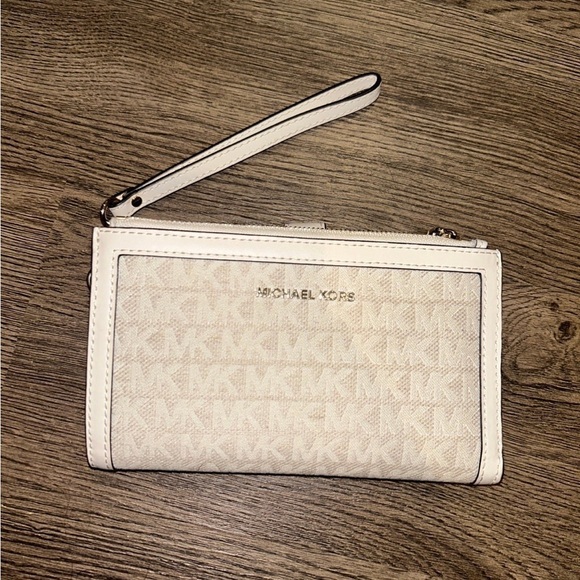 Michael Kors Cream Wristlet Wallet - Picture 1 of 7